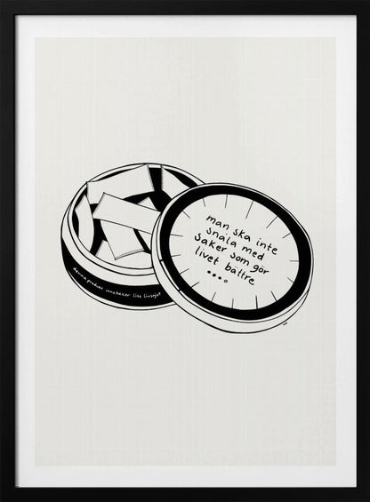 A black and white line drawing of an open, round tin of snus. The lid is resting beside the open tin, and has a handwritten Swedish quote on it. The drawing is minimalist and set against a plain off-white background within a black frame. Wall Art