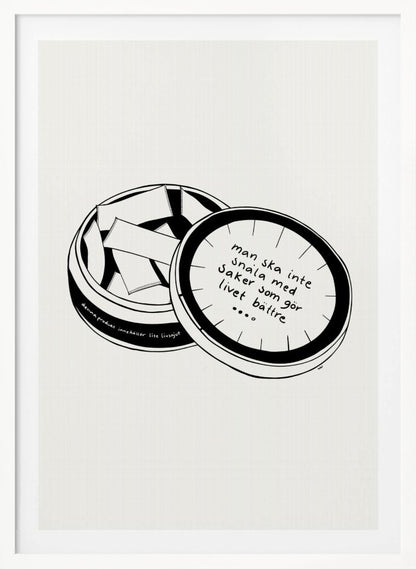 A black and white line drawing of an open, round tin of snus. The lid is resting beside the open tin, and has a handwritten Swedish quote on it. The drawing is minimalist and set against a plain off-white background within a black frame. Wall Art