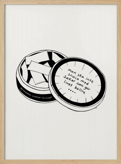 A black and white line drawing of an open, round tin of snus. The lid is resting beside the open tin, and has a handwritten Swedish quote on it. The drawing is minimalist and set against a plain off-white background within a black frame. Wall Art