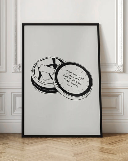 A black and white line drawing of an open, round tin of snus. The lid is resting beside the open tin, and has a handwritten Swedish quote on it. The drawing is minimalist and set against a plain off-white background within a black frame. Wall Art